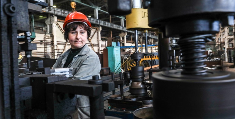 Под запретом для трудоустройства российских женщин остается в общей сложности 100 профессий из различных отраслей народного хозяйства, связанные с опасными или вредными условиями труда